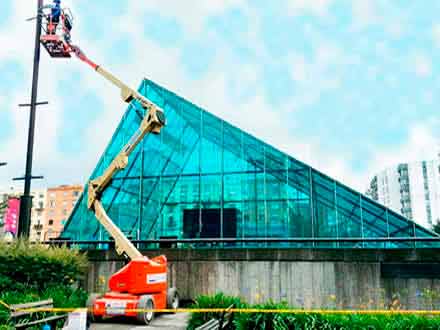 Plataformas elevadoras para trabajar sobre fachadas